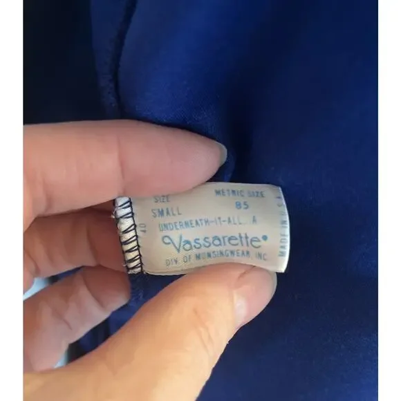 Vintage VASSARETTE Full Length Sz Sm Blue And Red Velour Robe Pockets With Belt - Picture 10 of 13